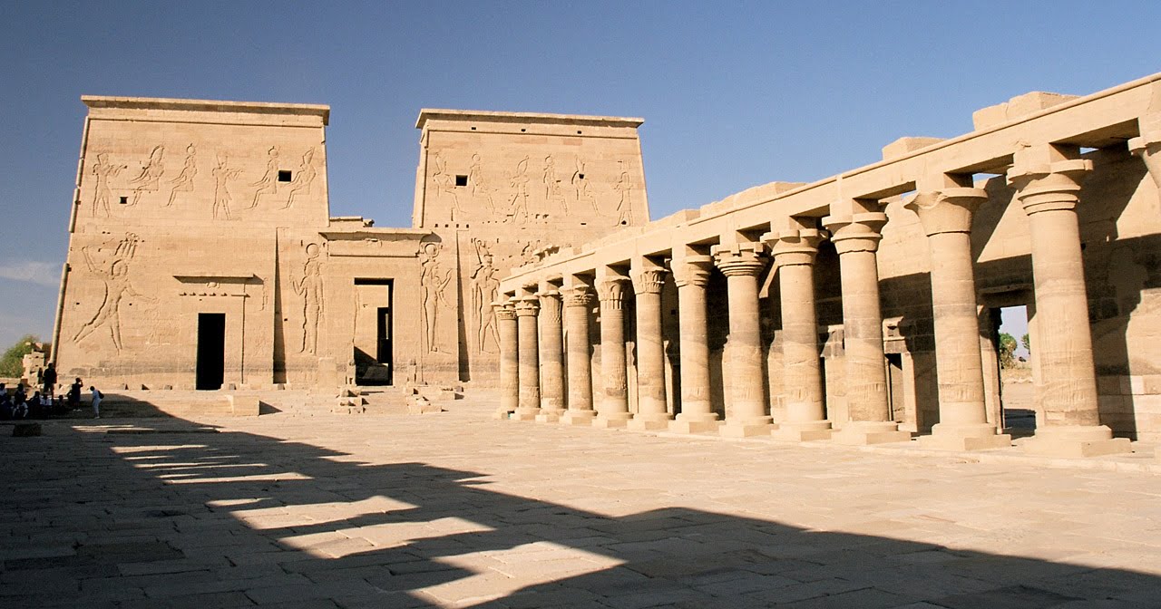 Acceso Porticado Templo de Philae-www.visitasguiadasegipto.com