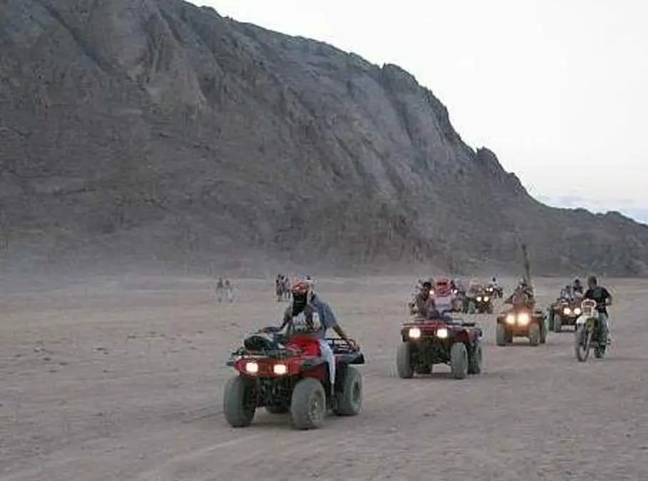 En Quad por el Desierto-www.visitasguiadasegipto.com