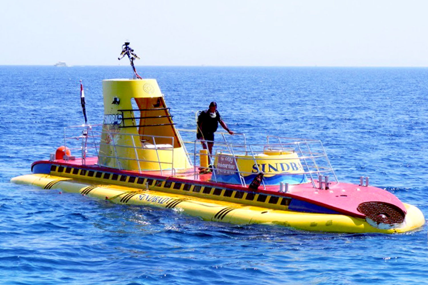 Exterior Submarino Simbad-www.visitasguiadasegipto.com