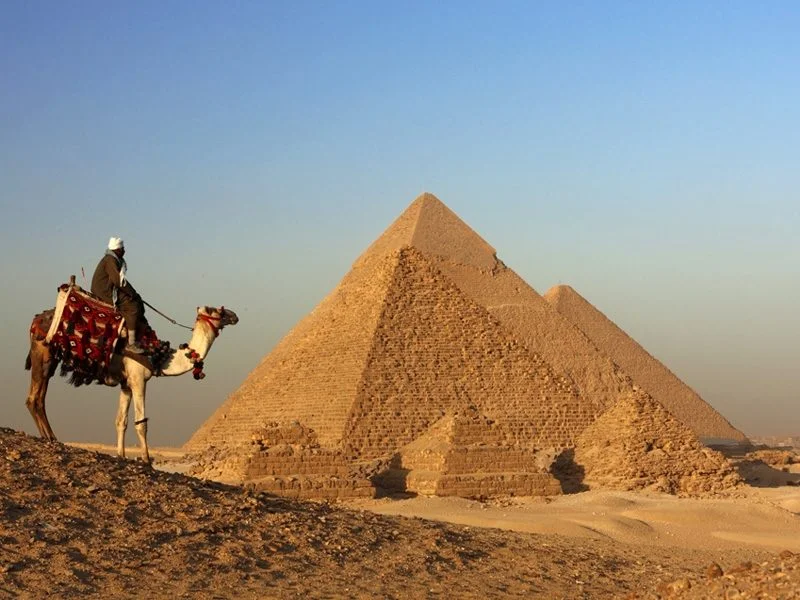 Paseo en Camello por Guiza-www.visitasguiadasegipto.com