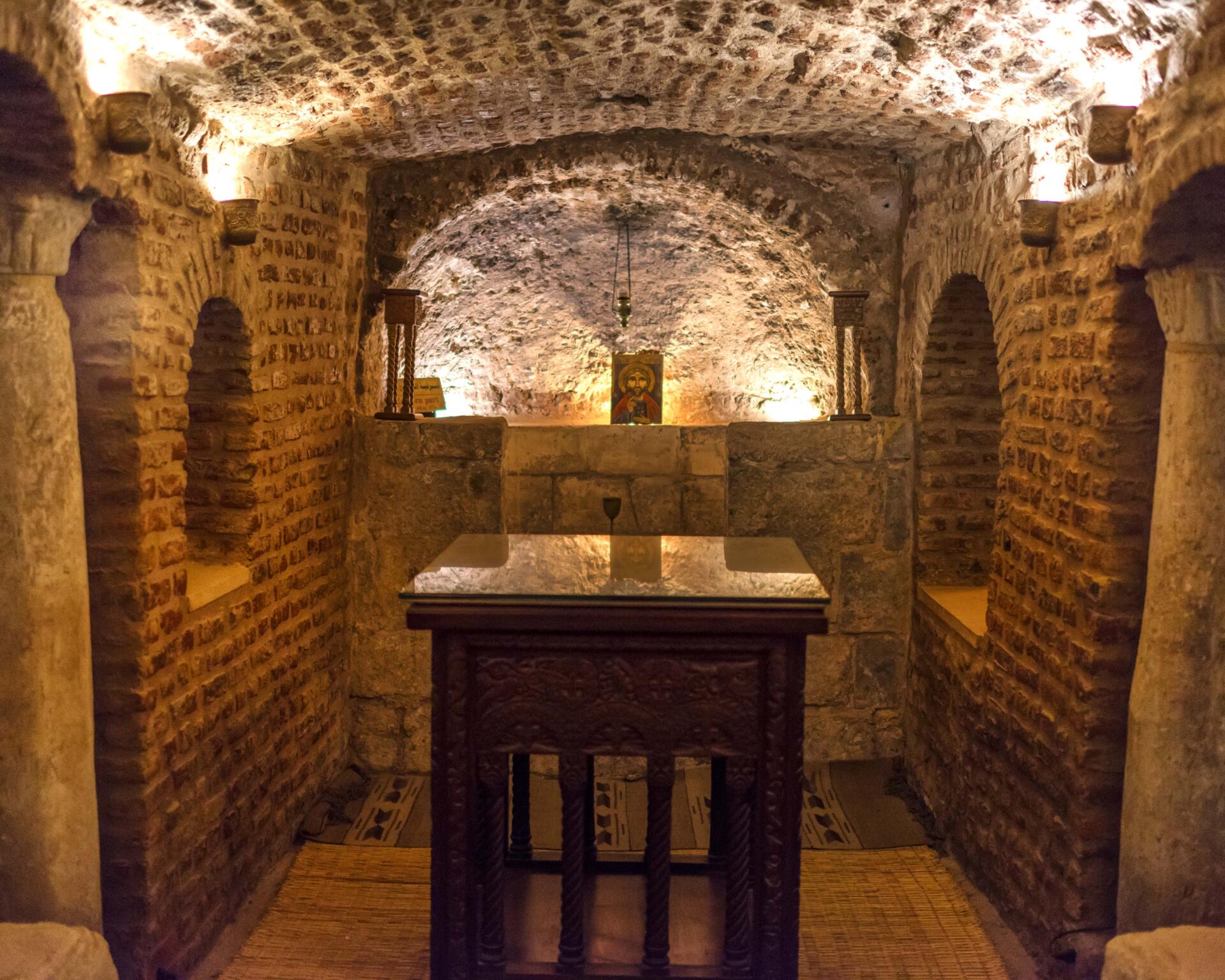 Cueva dentro de la iglesia de San Sergio
